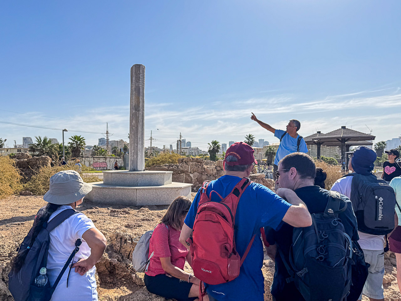 תל כודאדי ועמוד ההנצחה